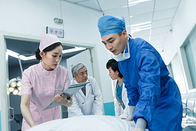医务工作者抢救病人图片