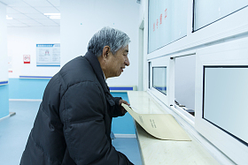 生病的老人在医院照片