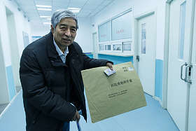 生病的老人在医院照片