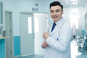 医务工作者在医院走廊图片