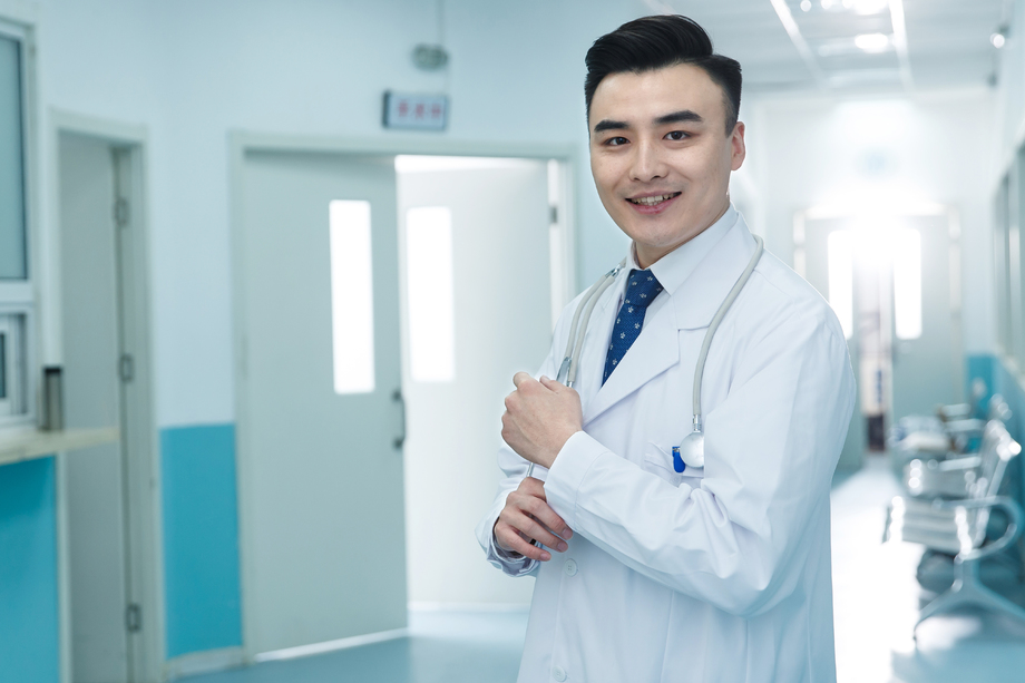 医务工作者在医院走廊图片 医务工作者在医院走廊图片