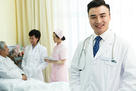医务工作者和患者在病房