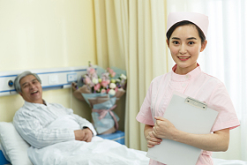 护士和患者在病房