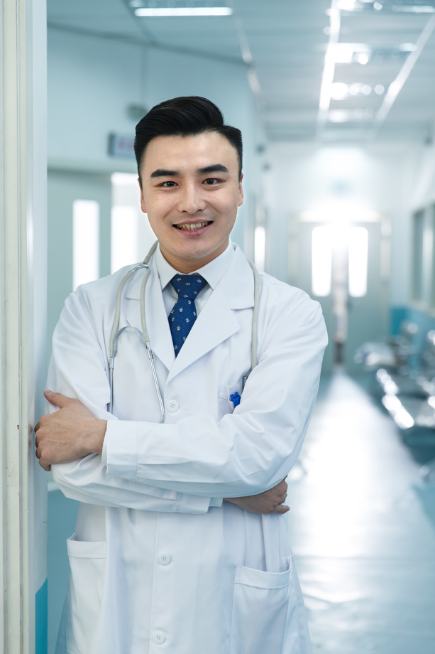 医务工作者在医院走廊图片