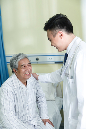 医生和患者在病房里图片