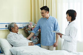 医务工作者和患者在病房