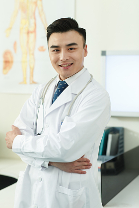 男医生在办公室