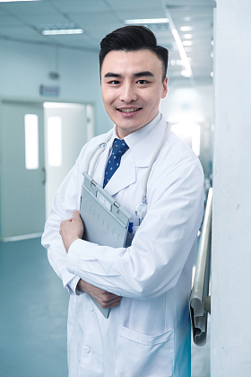 医务工作者在医院走廊图片