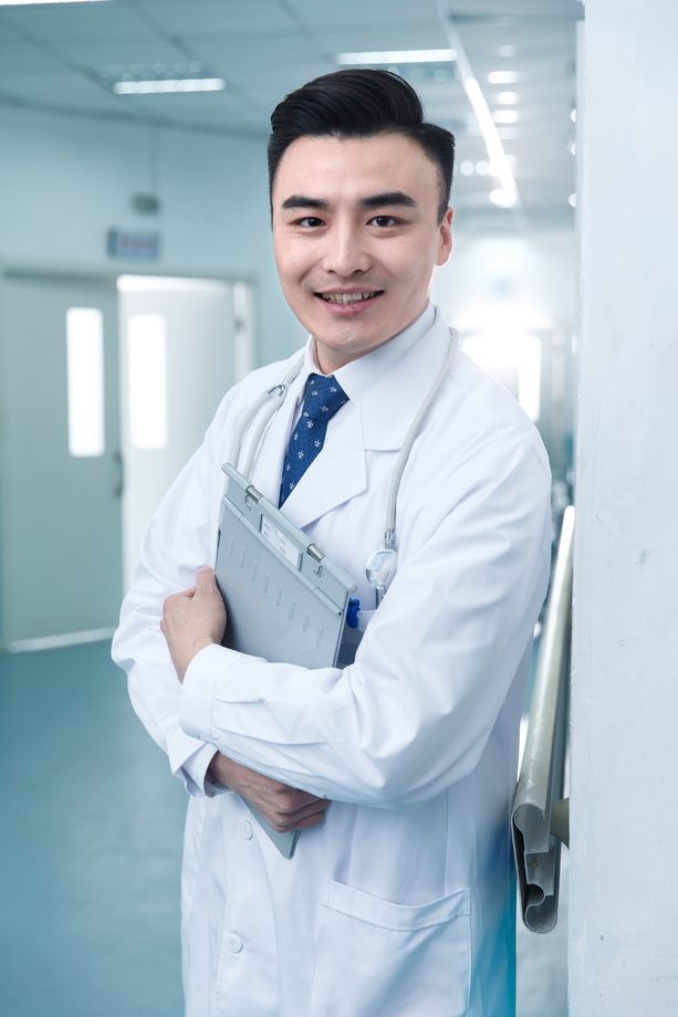 医务工作者在医院走廊图片 医务工作者在医院走廊图片