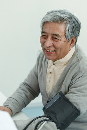 老年男人在医生办公室量血压图片