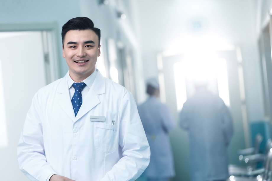 医务工作者在医院走廊 医务工作者在医院走廊