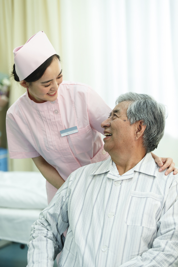 护士和患者在病房 护士和患者在病房