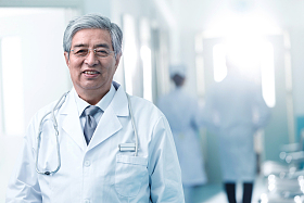 医务工作者在医院走廊图片