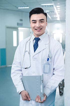 医务工作者在医院走廊图片