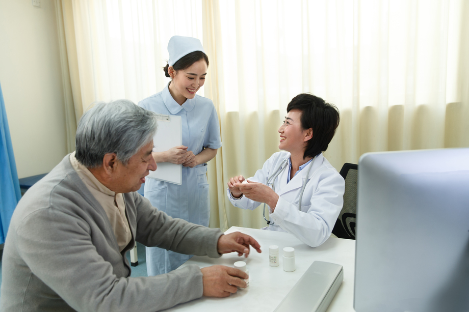 医务工作者和患者在医生办公室 医务工作者和患者在医生办公室