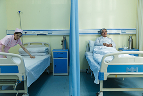 护士和患者在病房