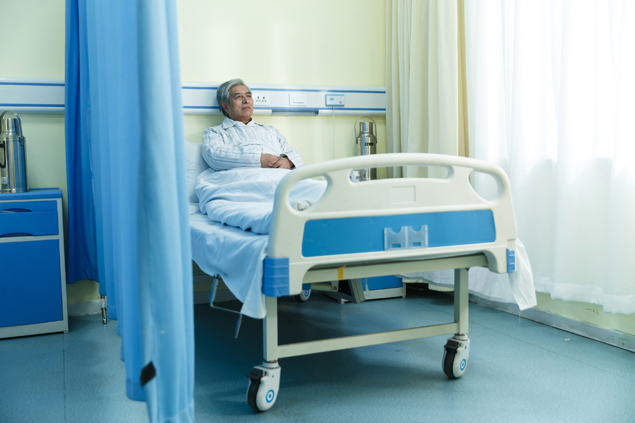 生病的老人在病房 生病的老人在病房