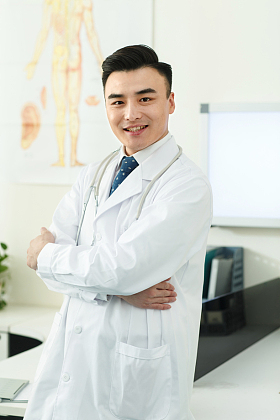 男医生在办公室图片