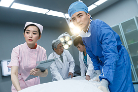 医务工作者抢救病人图片
