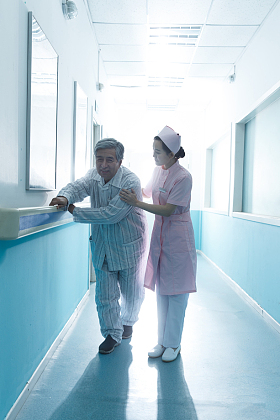 护士和老年男人在医院走廊图片