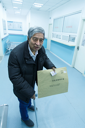 生病的老人在医院