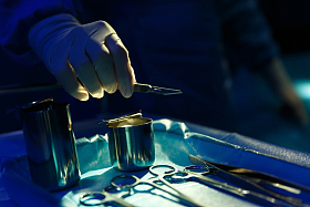 医生在手术室做手术图片