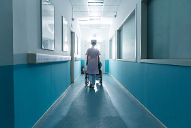 护士和老年男人在医院走廊图片