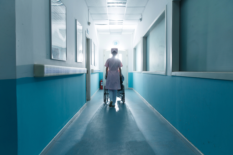 护士和老年男人在医院走廊图片 护士和老年男人在医院走廊图片