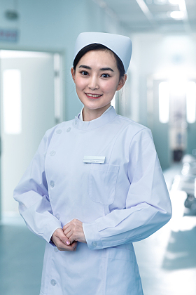 年轻的女护士在医院走廊