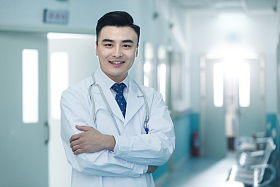 医务工作者在医院走廊图片