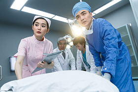 医务工作者抢救病人图片