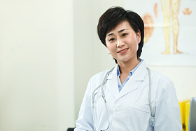 医务工作者在办公室