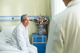 医生和患者在病房里图片