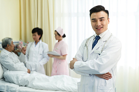 医务工作者和患者在病房