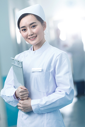 年轻的女护士在医院走廊