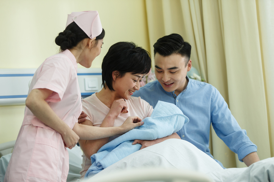 护士和新生儿的父母照片