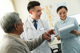 医务工作者和患者在病房