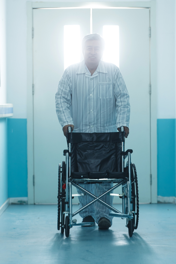 老年男人在医院走廊图片