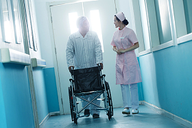 护士和老年男人在医院走廊图片