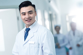 医务工作者在医院走廊图片