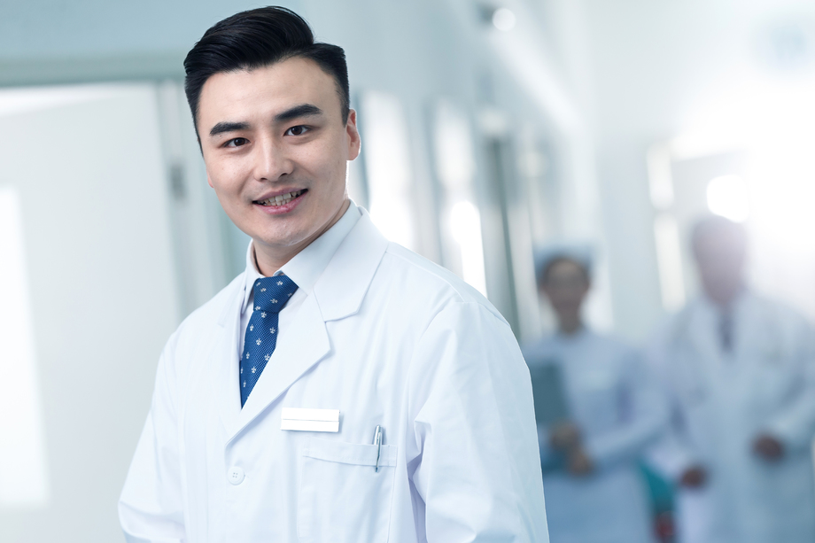 医务工作者在医院走廊图片