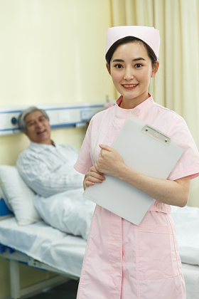 护士和患者在病房