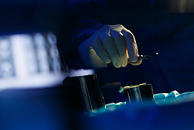 医生在手术室做手术照片