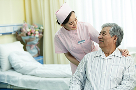 护士和患者在病房