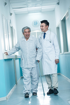 医生和老年男人在医院走廊图片