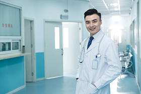 医务工作者在医院走廊照片