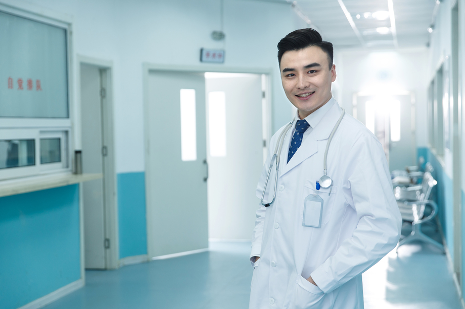 医务工作者在医院走廊照片
