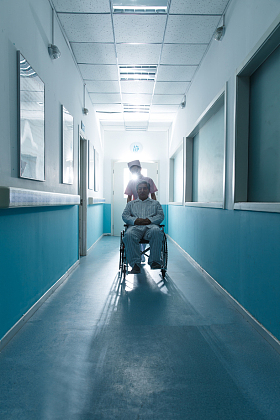 护士和老年男人在医院走廊