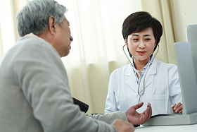 医务工作者和患者在医生办公室