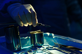 医生在手术室做手术图片